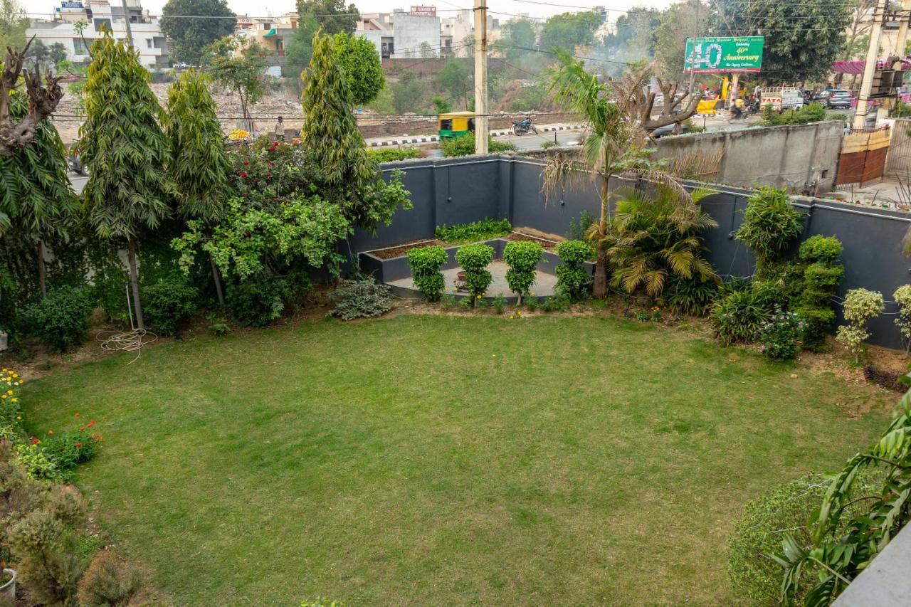 De Manora Homes - Unpretentious Hotel With A Garden , Posh Area Ranjit Avenue Amritsar Exterior photo