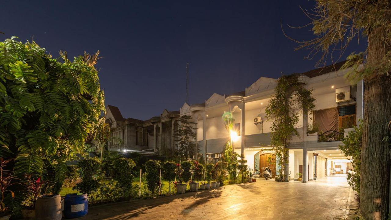 De Manora Homes - Unpretentious Hotel With A Garden , Posh Area Ranjit Avenue Amritsar Exterior photo